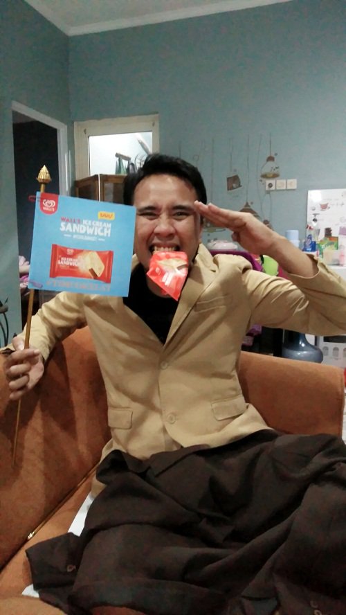 rvsgie07's tweet photo. SAYA PECINTA RASA COKELAT HORMAT GRAK!! #TimCoklat #SandwichWay #KasQuiz @WallsIDN https://t.co/1o6RfVNDIi https://t.co/5nK776GfHt