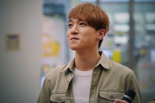 kbandpics's tweet photo. Sungjin ♪ Vocalist &amp; Guitarist ♪ Day6 https://t.co/QZba8tGrun