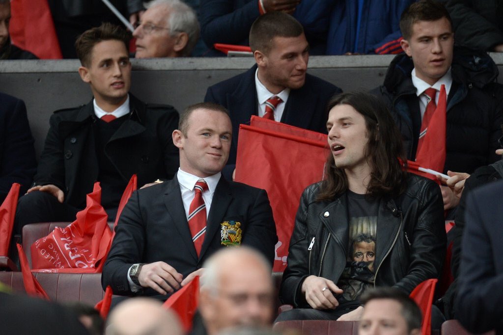 Wayne Rooney, Sam Johnstone, Adnan Januzaj and Paddy McNair watch on with singer James Bay #MUFC