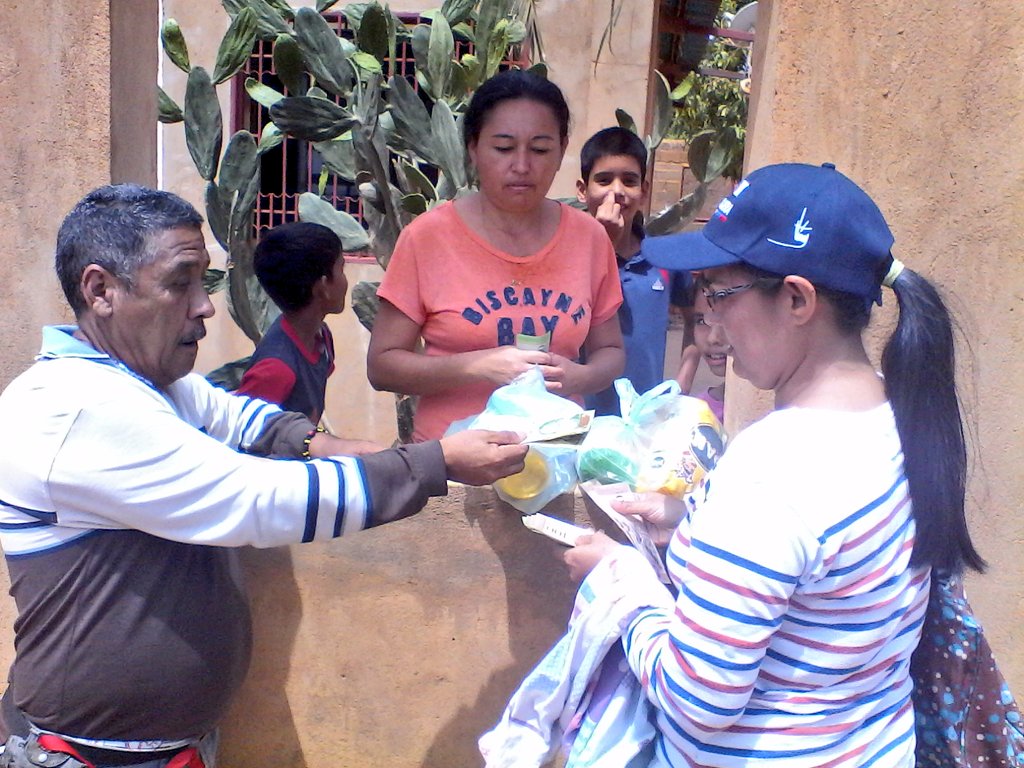 djdavid_'s tweet photo. #SucedeAhora @JFigueraPSUV inició #VentaDeComida #CasaXCasa en el sector #NuevaConstitución #CombatiendoElBachaqueo https://t.co/6dbSypgBmx