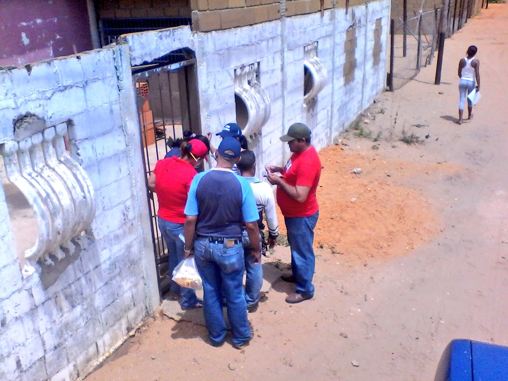 djdavid_'s tweet photo. #SucedeAhora @JFigueraPSUV inició #VentaDeComida #CasaXCasa en el sector #NuevaConstitución #CombatiendoElBachaqueo https://t.co/6dbSypgBmx
