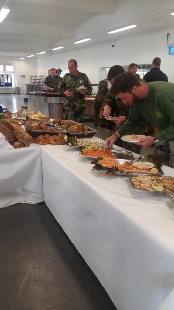 Hoekj005's tweet photo. Mariniers in Sennelager genieten van brunch https://t.co/J3gw0svY8g