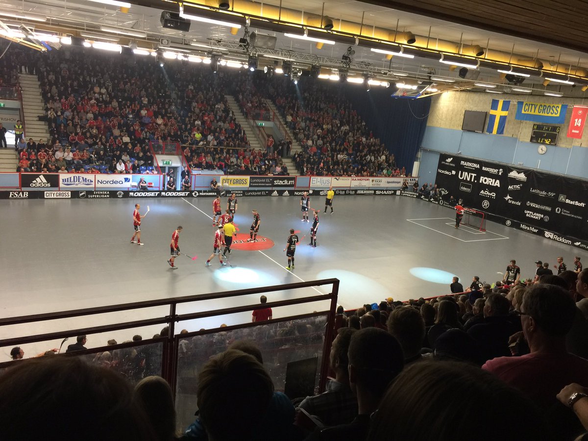 Hyfsad lasermacka av Jocke Olsson nyss! Eller vad säger ni? <a href="/Skuren/">Albin Skur</a> <a href="/JGribe/">Jesper Gribe</a> #innebandysurr