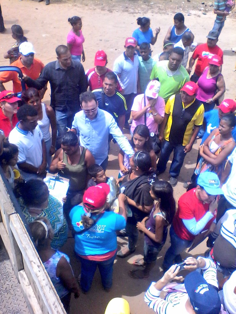djdavid_'s tweet photo. #SucedeAhora @JFigueraPSUV inició #VentaDeComida #CasaXCasa en el sector #NuevaConstitución #CombatiendoElBachaqueo https://t.co/6dbSypgBmx