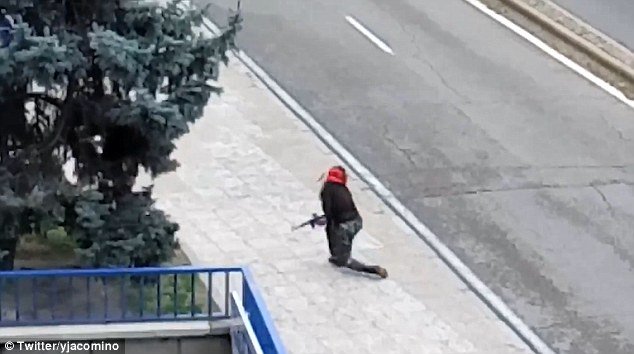 DailyMail's tweet photo. Woman sparks a terror alert in Madrid spot by dressing up as Rambo and carrying a fake gun
https://t.co/5kH080VcW3 https://t.co/2qbTQ9Bf02