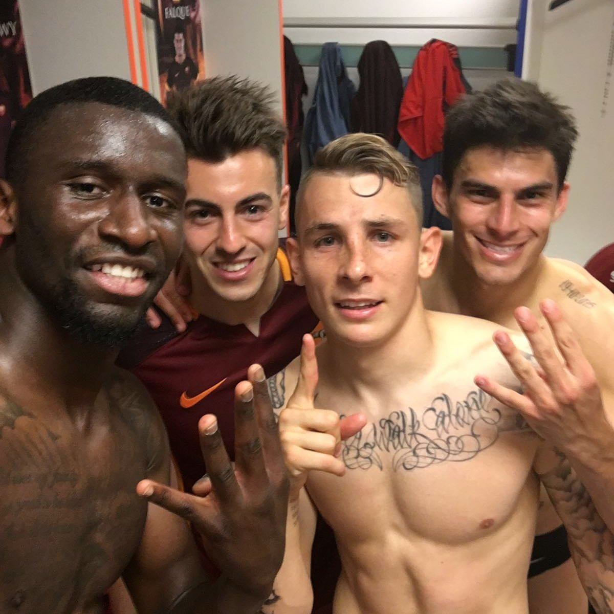 ToniRuediger's tweet photo. What a great feeling! 👌 Rome is red and yellow! 💛❤ #ForzaRoma https://t.co/lxUYi2xJFU