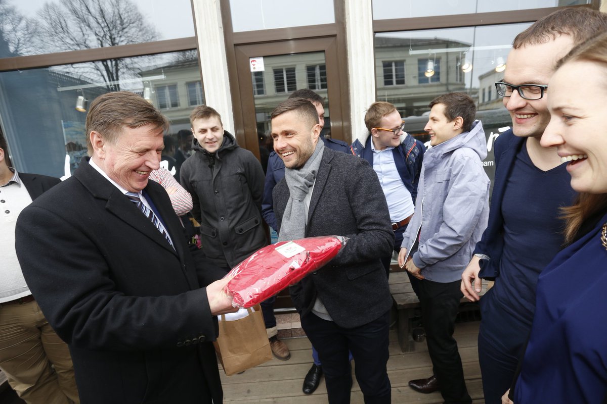 Kārtība paliek kārtība, #Liepājā sporto visi - <a href="/Verpakovskis9/">Maris Verpakovskis</a> ministru prezidentam izsniedz @FCLiepaja formu.