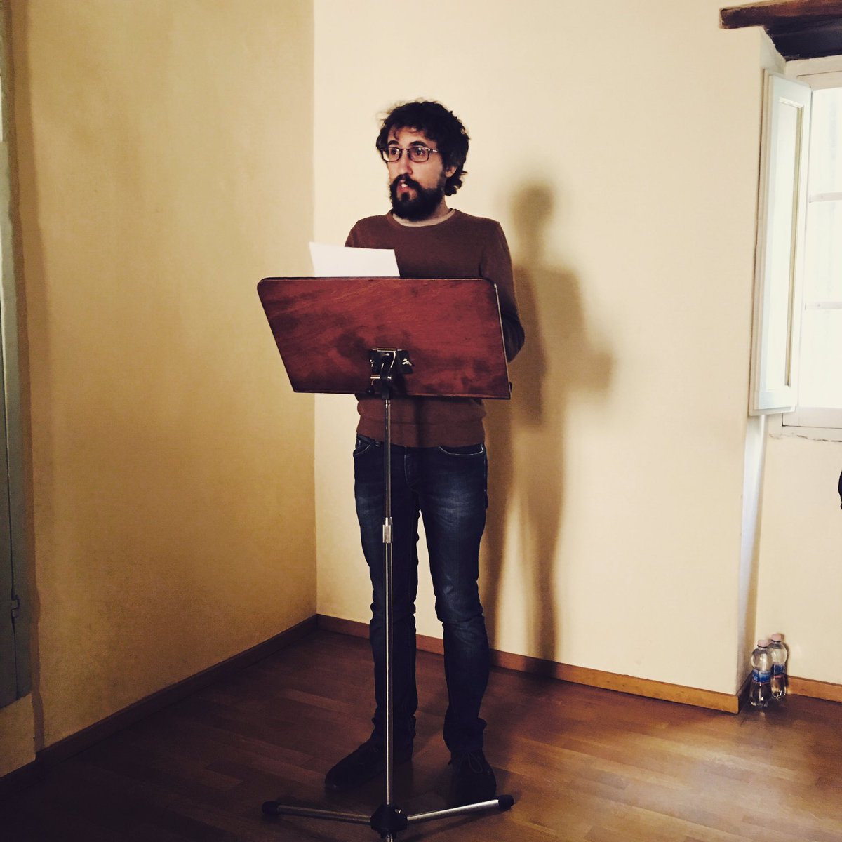 FiorlettaF's tweet photo. #poeti d'appartamento/5 @FrancescoTarget @calibrofest #CaLibro2016 @valigierosse "ci stringeremo in modo diverso" https://t.co/SCdJj5sYSG