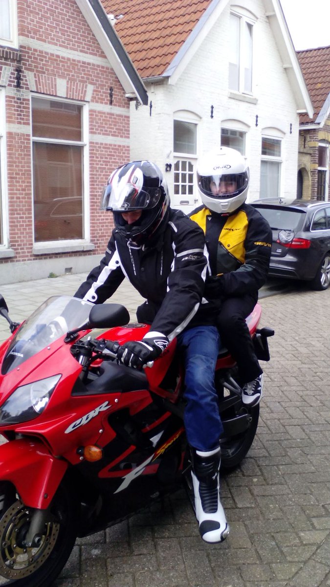 ToonstraKevin's tweet photo. Mooi blokje om geweest op de motor met @xxSIEGRID ♡ https://t.co/1GIIHNqEwz