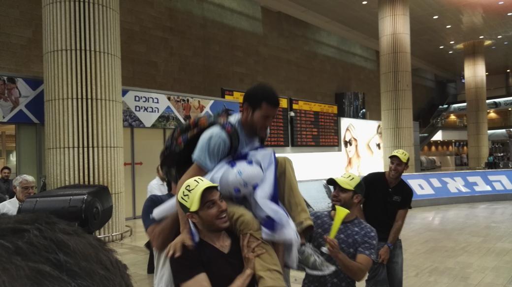 צוברי התקבל בקונפטי, דגלים וחיבוקים חמים