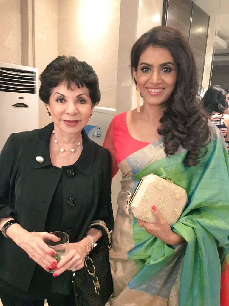 sonalikulkarni's tweet photo. It was wonderful to meet @MerchantSabira how I wish to attend 1of her workshops..She is so polished.. 💕 #LFW2016 https://t.co/VpavgavqFu