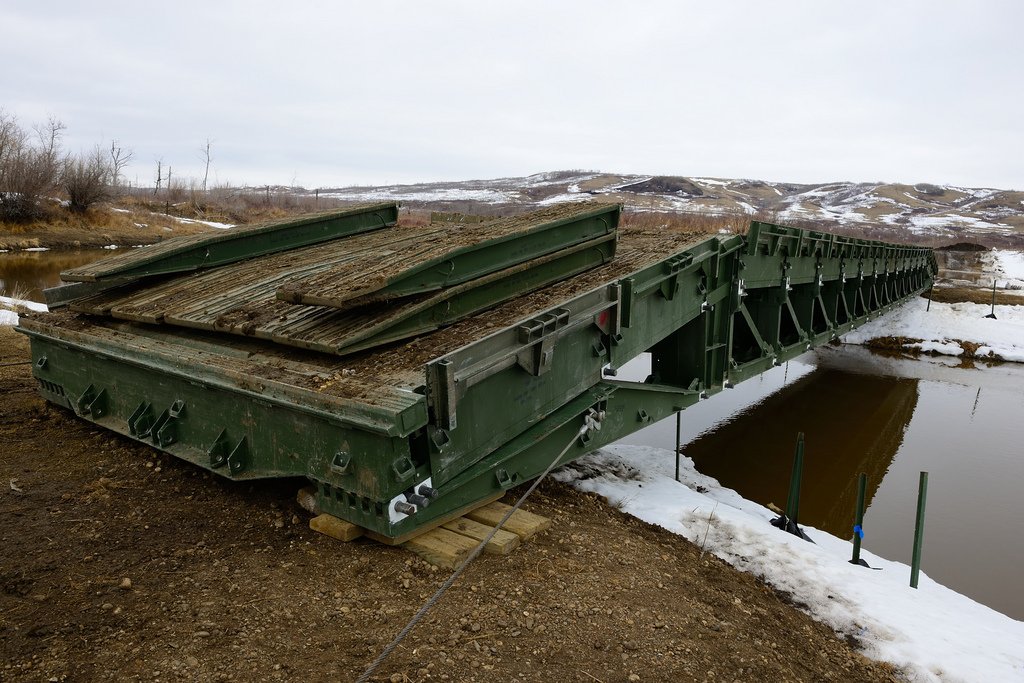 CanadianArmy's tweet photo. #EquipmentOfTheWeek Medium Girder Bridge, seen here on the Battle River during #ExPROMETHEANRAM #WellEquipped https://t.co/NCOOVwDCGN