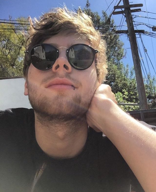 collstoe's tweet photo. hi I love Luke and 5SOSFAM SLAYS #5SOSFam #BestFanArmy #iHeartAwards https://t.co/0MRMx40hBo