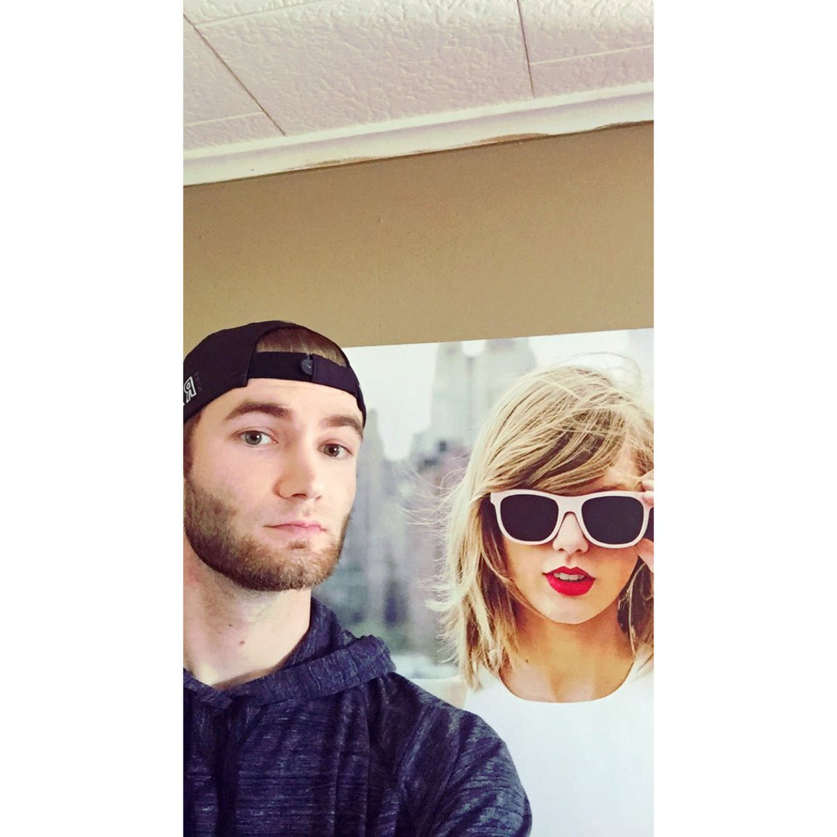 cyan_rarlson's tweet photo. I don't know about you, but I'm feeling 22 #TaylorisBae https://t.co/mo6IOzff61