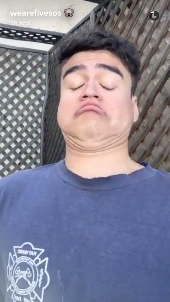 collstoe's tweet photo. hi I love calum and 5SOSFAM SLAY #5SOSFam #BestFanArmy #iHeartAwards https://t.co/ZopoNjhBXw