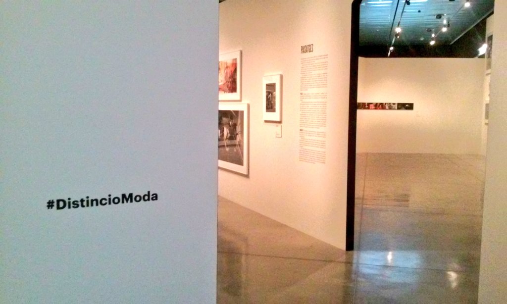 SocialCultura's tweet photo. #DistincioModa Una exposición en el @museudeldisseny que piensa en las #RRSS https://t.co/jzZf5TyF0K