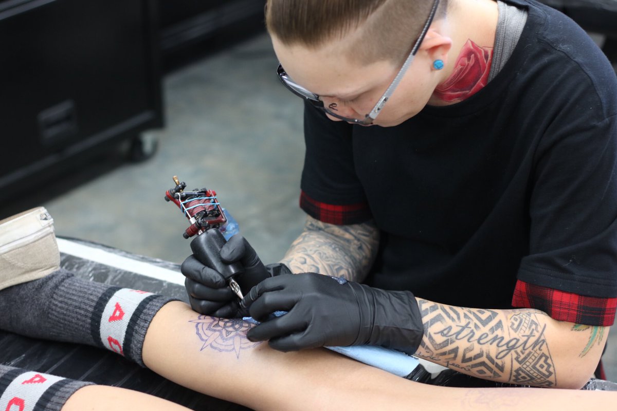jerrickallen's tweet photo. My new apprentice..( tattoo 4 tips ) inbox me for more details ! https://t.co/T6jlDPILDu