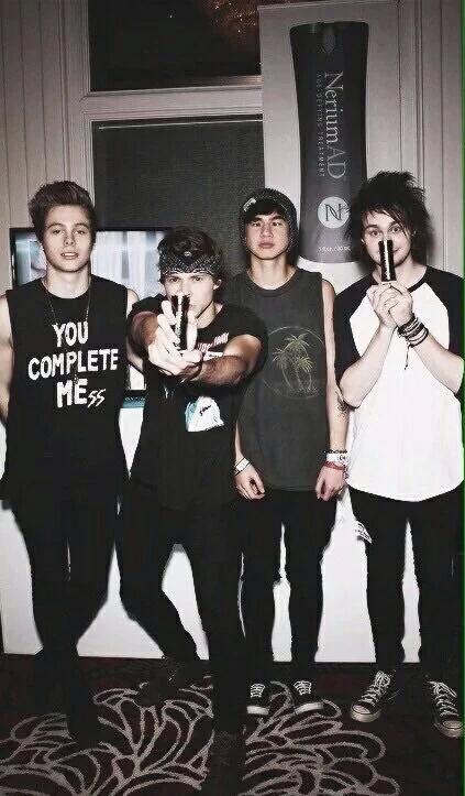 3/50 Gonna tweet 50 pics of 5sos if each gets 10 rts its 500 votes
5SOSFAM SLAY
#iHeartAwards #BestFanArmy #5SOSFam