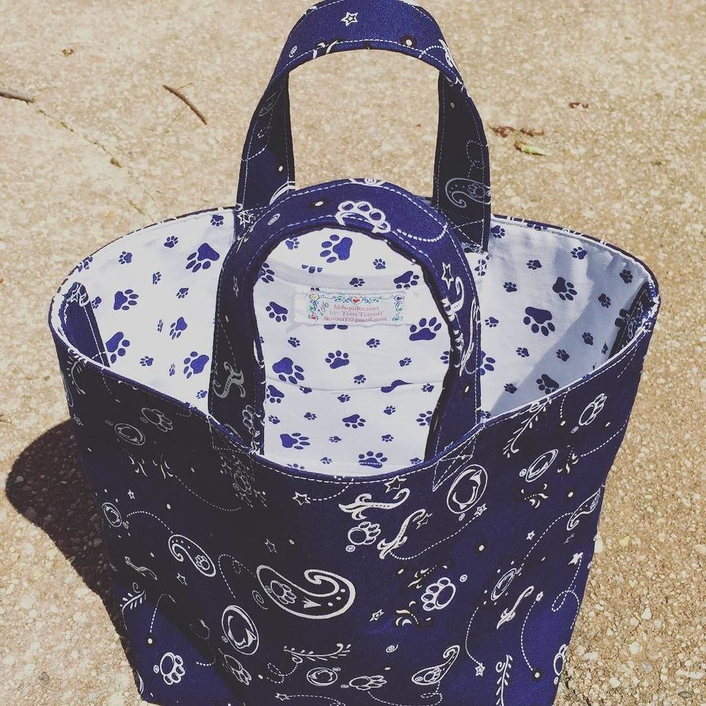 BTomoffCPA's tweet photo. Beautiful #tote bag @territomoff @kidsquiltz #needleonfull #threadsoflife #weare #pennstat⦠https://t.co/HuHUISOSxl https://t.co/hU0ikpBCHN