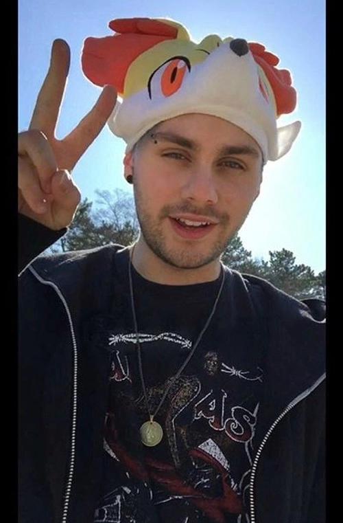 2/50 Gonna tweet 50 pics of 5sos if each gets 10 rts its 500 votes
5SOSFAM SLAY
#iHeartAwards #BestFanArmy #5SOSFam