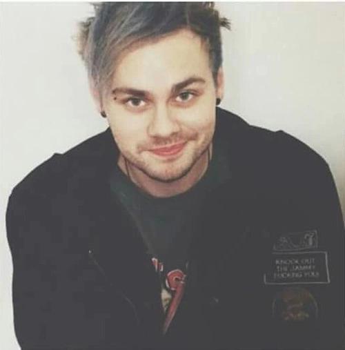 14/50 Gonna tweet 50 pics of 5sos if each gets 10 rts its 500 votes
5SOSFAM SLAY
#iHeartAwards #BestFanArmy #5SOSFam