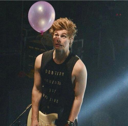 5/50 Gonna tweet 50 pics of 5sos if each gets 10 rts its 500 votes
5SOSFAM SLAY
#iHeartAwards #BestFanArmy #5SOSFam