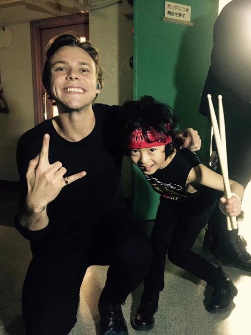 6/50 Gonna tweet 50 pics of 5sos if each gets 10 rts its 500 votes
5SOSFAM SLAY
#iHeartAwards #BestFanArmy #5SOSFam