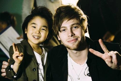 8/50 Gonna tweet 50 pics of 5sos if each gets 10 rts its 500 votes
5SOSFAM SLAY
#iHeartAwards #BestFanArmy #5SOSFam