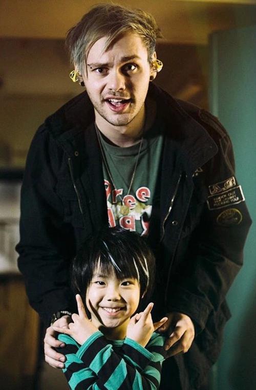 9/50 Gonna tweet 50 pics of 5sos if each gets 10 rts its 500 votes
5SOSFAM SLAY
#iHeartAwards #BestFanArmy #5SOSFam