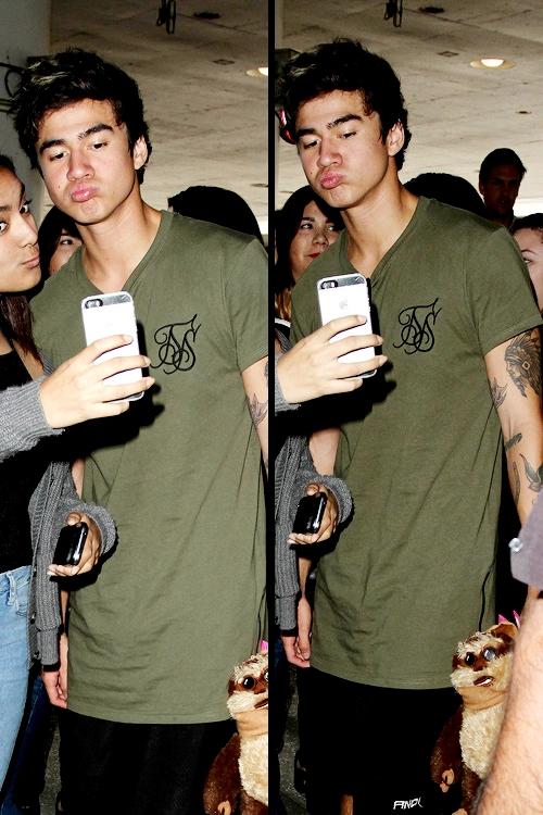 12/50 Gonna tweet 50 pics of 5sos if each gets 10 rts its 500 votes
5SOSFAM SLAY
#iHeartAwards #BestFanArmy #5SOSFam