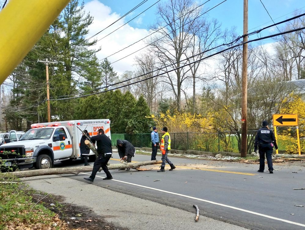 MonseyTraffic's tweet photo. Update: Ramapo PD controlling traffic
Chaverim cutting and removing the tree https://t.co/so0wDliQ9b