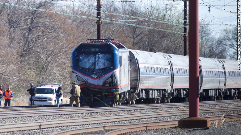 Dos muertos deja choque de tren de Amtrak con una retroexcavadora en EE.UU. cnn.it/1MLR0dd