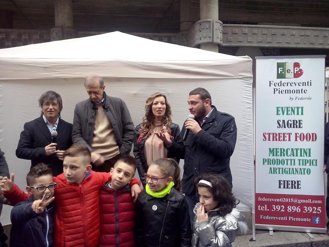 SilvioMagliano's tweet photo. Alla festa di #viaLuini, insieme a tante persone: #commercio, cultura, attenzione per il quartiere. #unAmicoinComune https://t.co/CPntzJ2OSF