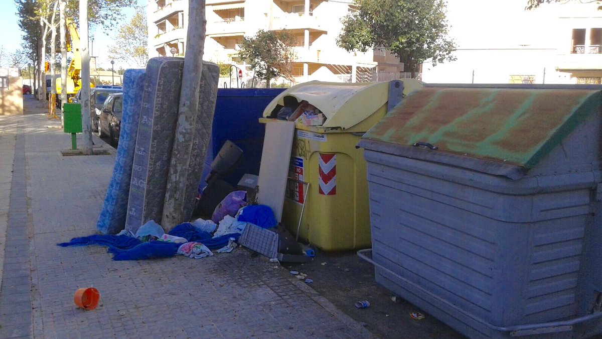 marga_duran's tweet photo. Veí del carrer Josep Tarongi Coll ens envia fotografia "cansat de veure els carrers cada dia més bruts" res a fer?? https://t.co/0jUl2G19LX
