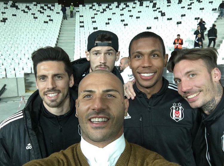 HerrGunBesiktas's tweet photo. Bizim çocuklar Vodafone Arenada https://t.co/lPoeQIkkKB