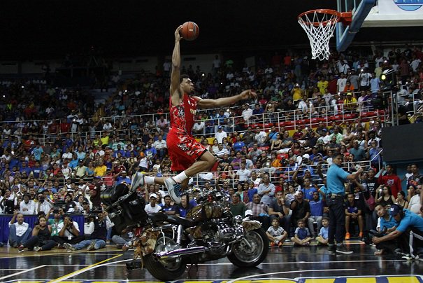 FanaticoBasket's tweet photo. Anthony Mitchell de cocodrilosdeccs conquistó el Concurso de Clavadas MiMaltinPolar https://t.co/KNqkct8zHT https://t.co/JuSVaKlTml #LPB2…