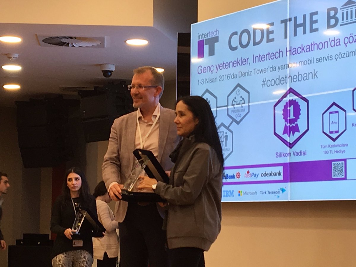 gizokumus's tweet photo. IntertechIT'nin duzenledigi #codethebank hackathon'da @sevilaykurt84 juri odulunu alirken... @IBMTurk #Bluemix https://t.co/wqT92Bup8c