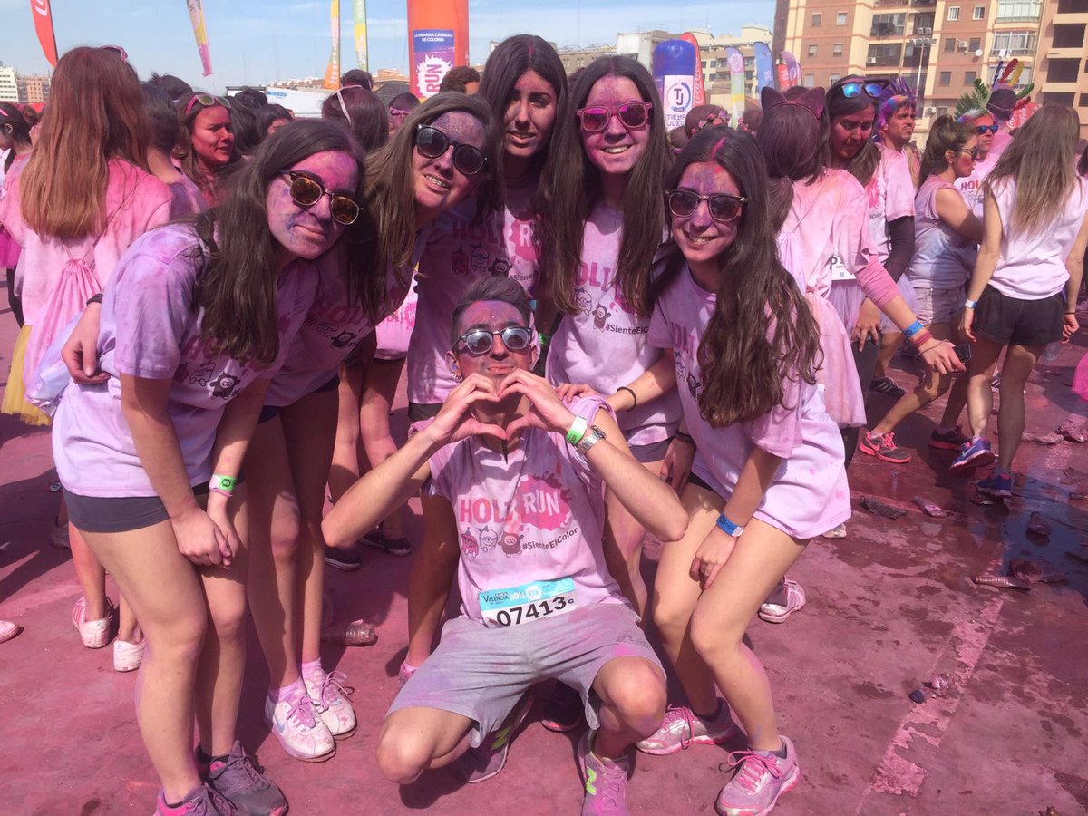 jk__ana's tweet photo. Holi run 🏃🎨💜👪 #SienteElColor https://t.co/kNBQBzjrC7