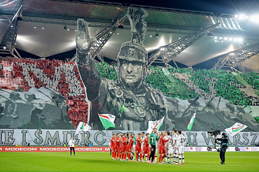 Multi_Aficion's tweet photo. ESPECTACULAR tifo del Legia de Varsovia. Un 10. https://t.co/BnETYdxaPV