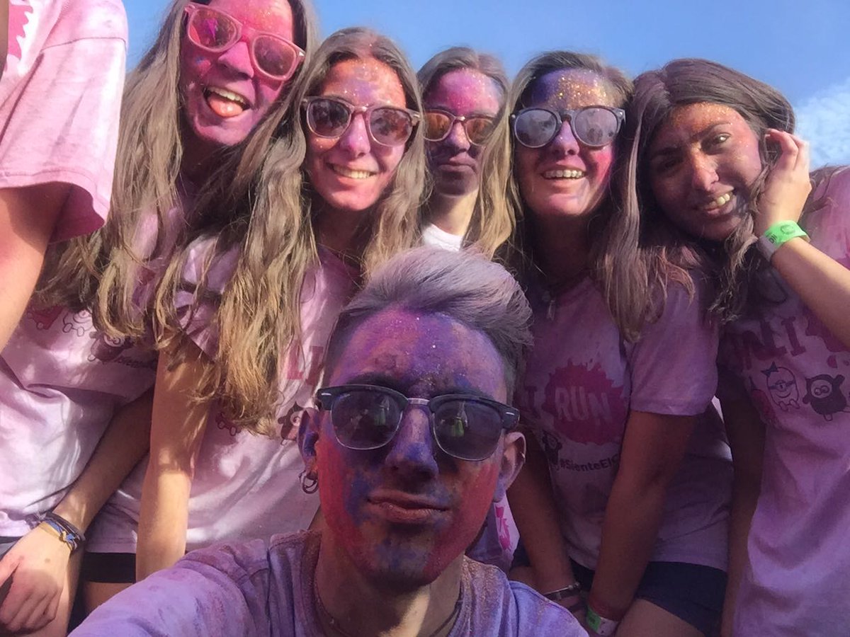 jk__ana's tweet photo. Holi run 🏃🎨💜👪 #SienteElColor https://t.co/kNBQBzjrC7