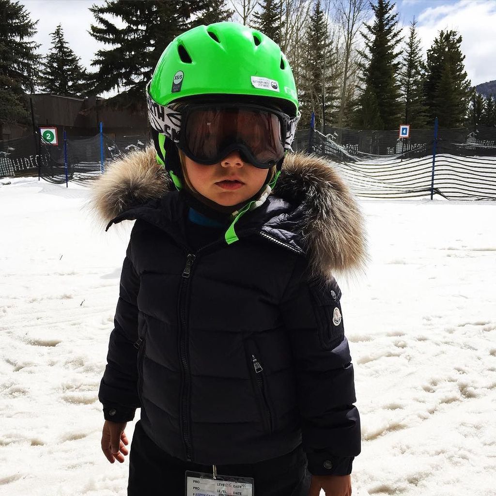 MODELSTAGRAM's tweet photo. #Alessandra Ambrosio# @alessandraambrosio : My boy ⛷☃💖 #noahphoenix #sundayfunday #springbreak #foreveronvacation #… https://t.co/ssvbbQpBHL