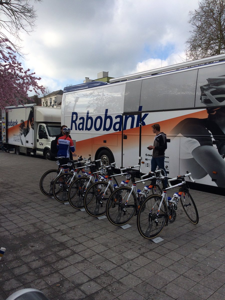pascalverhulst's tweet photo. Talentvol damesteam @RaboLiv start vandaag aan @RondeVlaanderen https://t.co/AfHiMTYduo