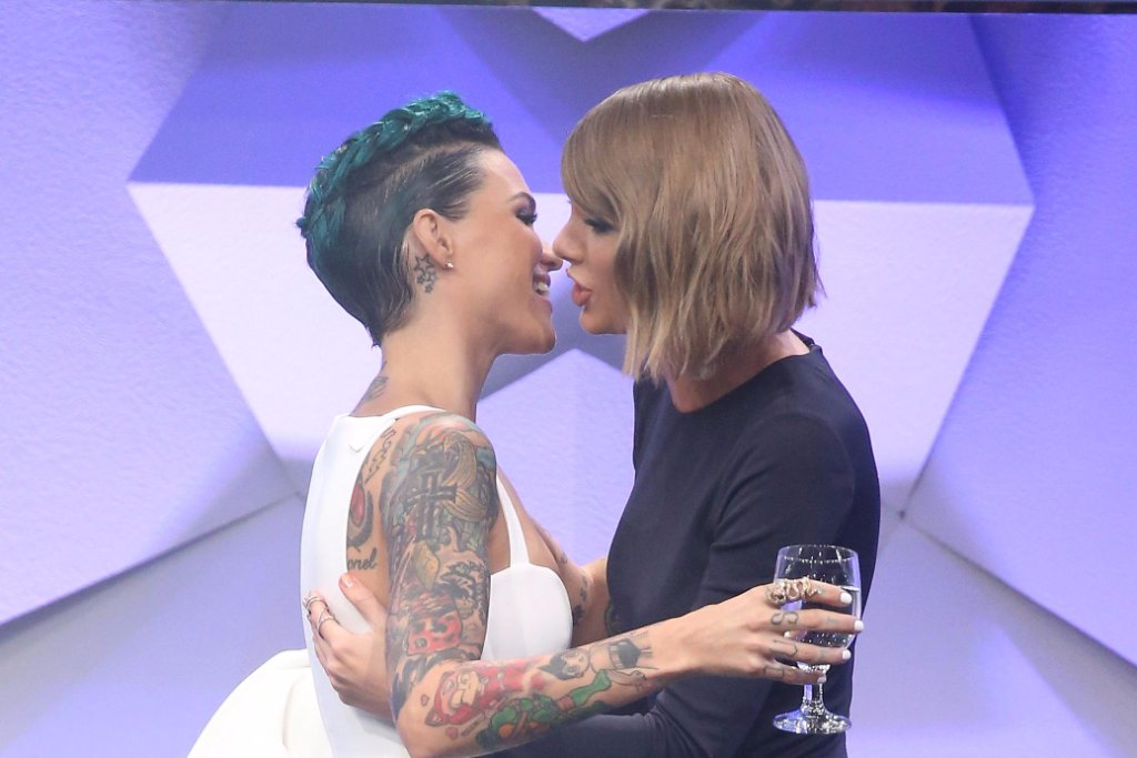 Тейлор свифт и руби роуз. Swift или objective c. Тейлор свифт и руби роуз. Katy perry and taylor swift. Тейлор свифт.