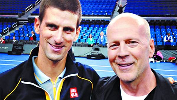 Duro de matar y a su lado Bruce Willis.