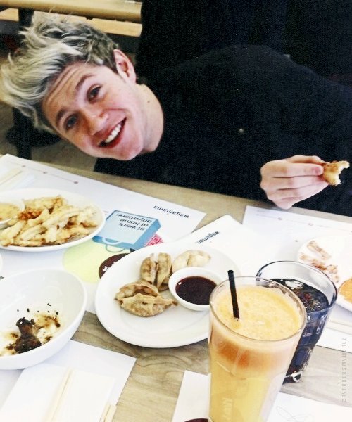 nhIibrary's tweet photo. 3 years ago today Niall got his braces off and he couldn't stop smiling :) https://t.co/t8Q2QToRz0