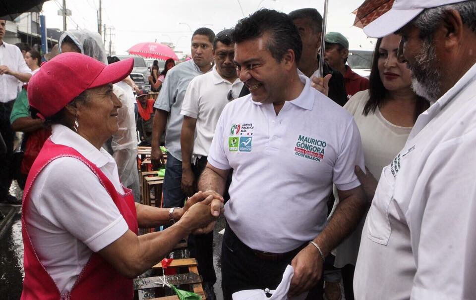 StaffMauricio's tweet photo. Nuestro candidato @MauricioGongora visitando a los habitantes de Cancún. #MauricioGobernador https://t.co/xmQWn6lAeR