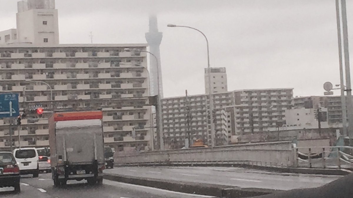 akrsgn's tweet photo. スカイツリーが雲に刺さってる https://t.co/DYZwQ8oQhV