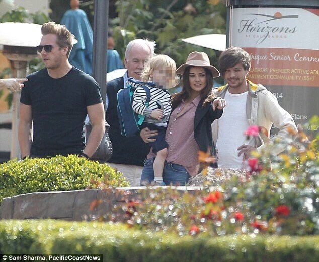 1DMxUpdates_'s tweet photo. Louis junto con Freddie, su familia y Danielle el 30 de marzo en LA #Directioners #BestFanArmy #iHeartAwards https://t.co/hISZWXuhpB