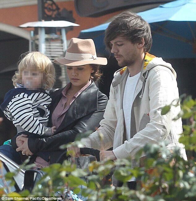 1DMxUpdates_'s tweet photo. Louis junto con Freddie, su familia y Danielle el 30 de marzo en LA #Directioners #BestFanArmy #iHeartAwards https://t.co/6kBKFpWiXL