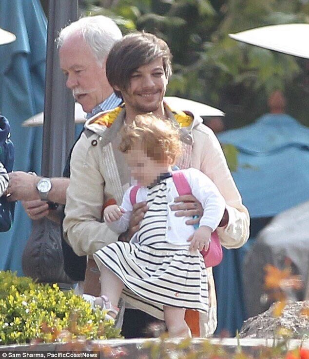 1DMxUpdates_'s tweet photo. Louis junto con Freddie, su familia y Danielle el 30 de marzo en LA #Directioners #BestFanArmy #iHeartAwards https://t.co/6kBKFpWiXL